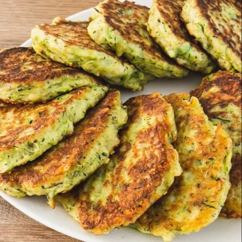Galette de Courgette au Fromage 4 Galette de courgette au fromage servie avec une garniture fraîche