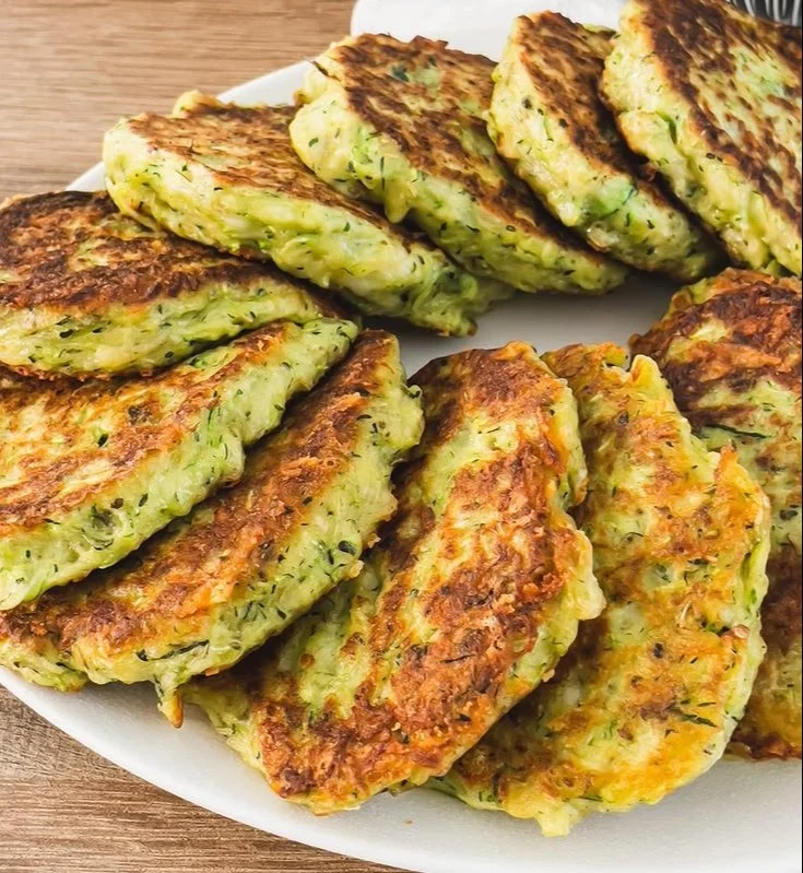 Galette de courgette au fromage servie avec une garniture fraîche