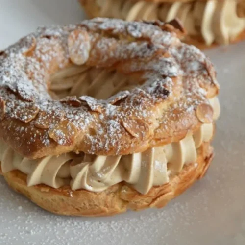 Paris-Brest 4 Paris-Brest: pâtisserie française à la crème pralinée et éclairs en forme de roue