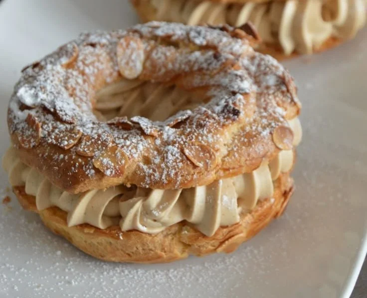 Paris-Brest: pâtisserie française à la crème pralinée et éclairs en forme de roue