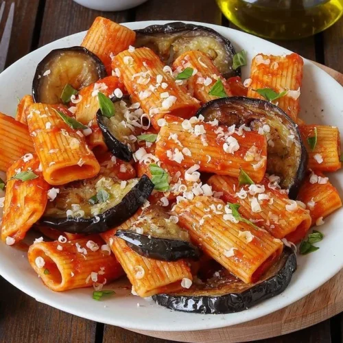 Pâtes à la Norma garnies de sauce tomate et aubergines grillées.