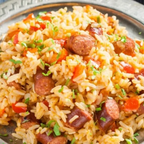 Poêlée de riz chipolatas et légumes 4 Poêlée de riz chipolatas avec légumes colorés dans une poêle