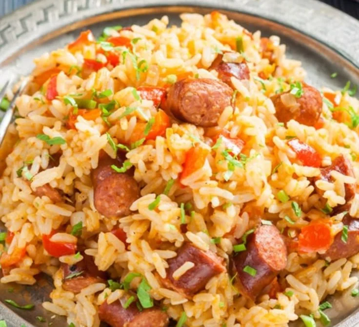Poêlée de riz chipolatas avec légumes colorés dans une poêle