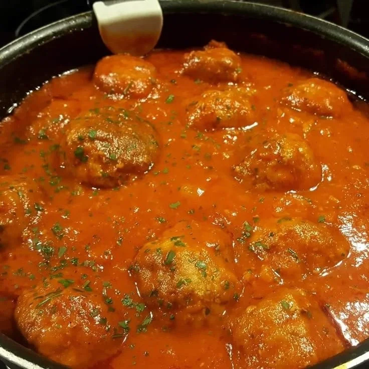 Polpettes à l'italienne servies avec sauce tomate et basilic