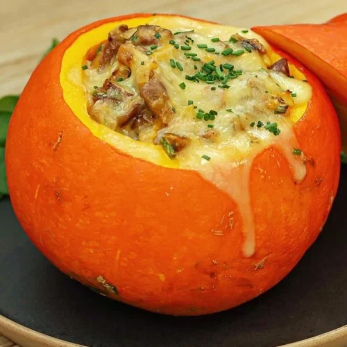 Potimarron rôti farci 4 Potimarron rôti farci garnie de légumes et épices, une recette savoureuse