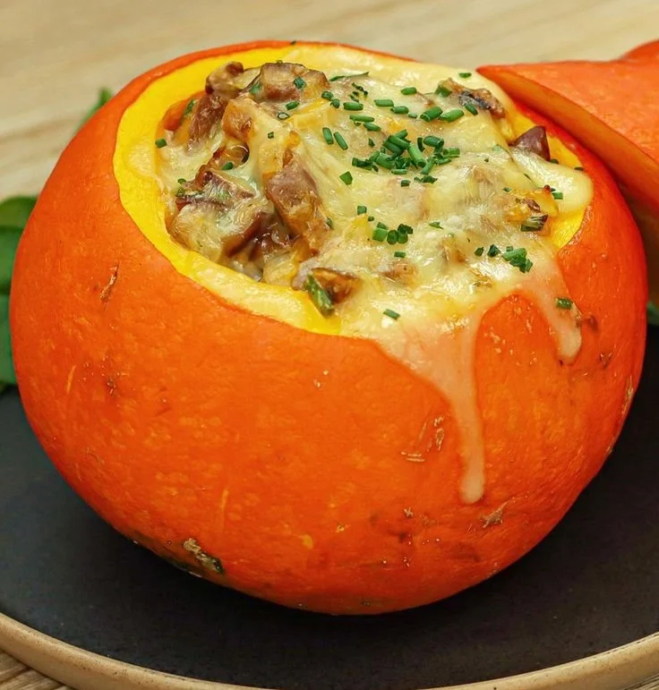 Potimarron rôti farci garnie de légumes et épices, une recette savoureuse