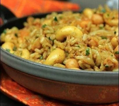 Riz végétarien parfumé à l'orientale, un plat délicieux et sain.
