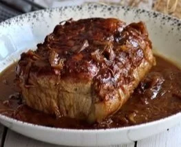 Rôti de porc aux oignons 4 Rôti de porc aux oignons, plat savoureux pour un repas convivial.