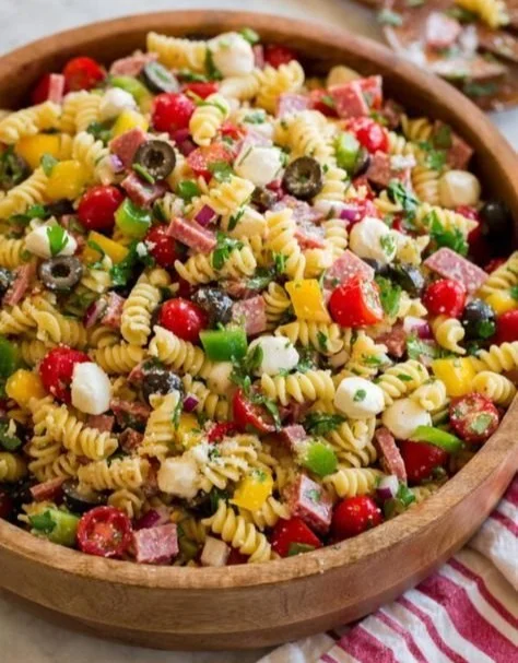 Salade de pâtes à l'italienne avec légumes frais et sauce vinaigrette.