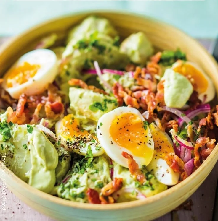 Salade de pommes de terre à la crème d'avocat, un plat savoureux et sain.