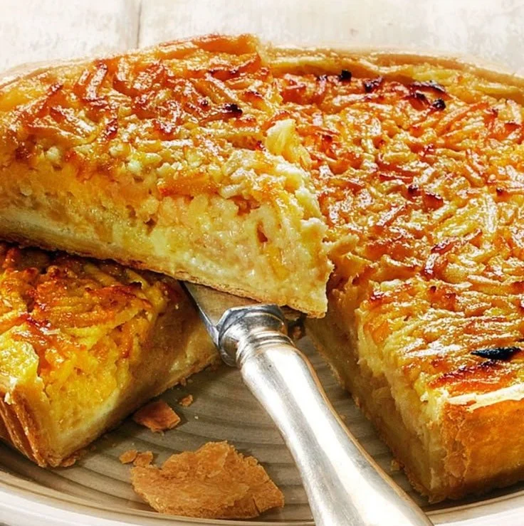 Tarte aux pommes râpées avec des pommes fraîches et une croûte dorée
