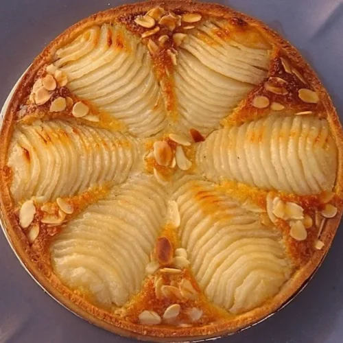 Tarte Bourdaloue garnie de poires et d'amandes, un dessert français classique