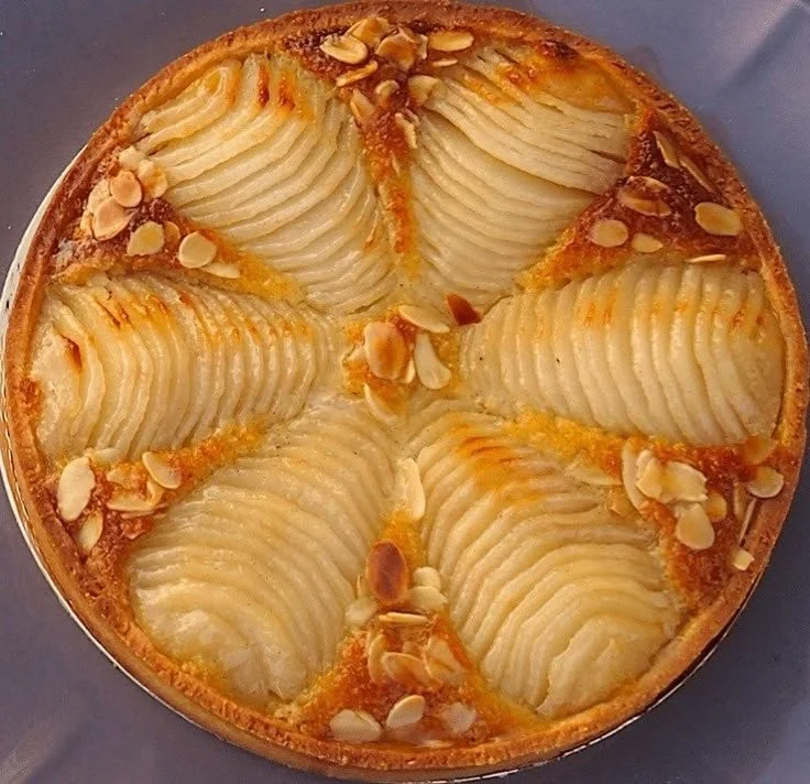 Tarte Bourdaloue garnie de poires et d'amandes, un dessert français classique
