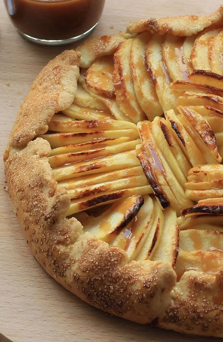 Tarte rustique aux pommes et caramel, présentation sans moule.