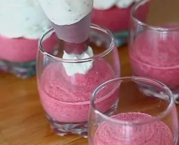 Verrines betterave et roquette, apéritif gourmet coloré et savoureux